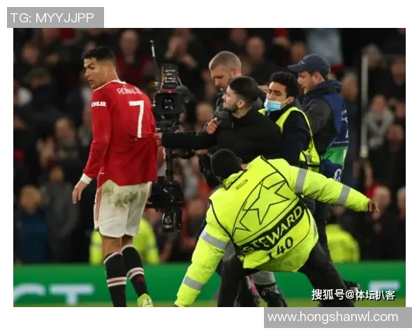 球迷疯狂冲入赛场抢C罗球衣引发欧冠比赛混乱一幕